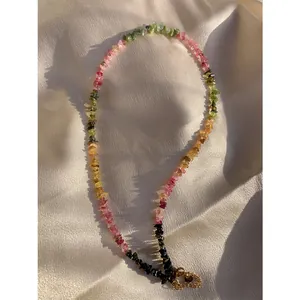 Collier en pierres naturelles de tourmaline multicolore avec chaîne dorée sur soie