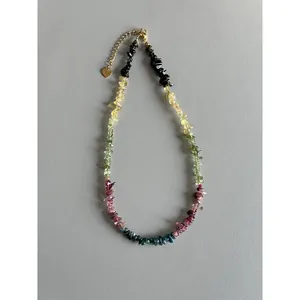Collier en pierres de tourmaline naturelle multicolores avec fermoir doré et pendentif cœur