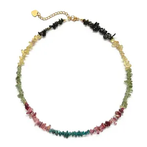 Collier en pierres de tourmaline naturelle colorées avec chaîne dorée réglable et cœur
