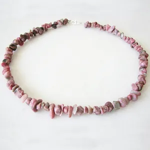 Gros plan détaillé du collier de pierres roses naturelles avec fermoir mousqueton