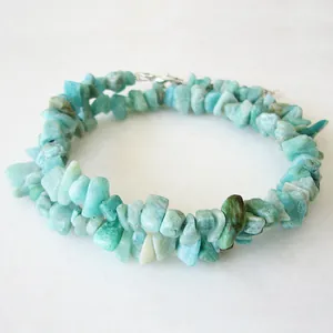 Détail macro des pierres d'amazonite naturelle et du fermoir mousqueton argenté
