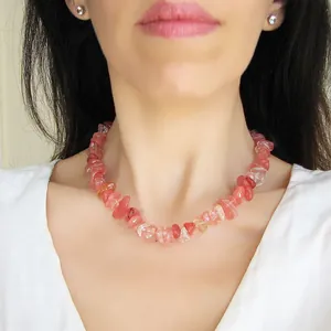 Collier artisanal en pierres naturelles colorées de style plage hawaïenne pour femme