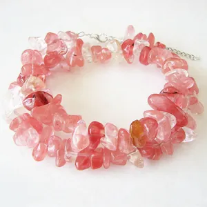 Détail macro du collier en perles de pierre rose naturelle avec fermoir mousqueton