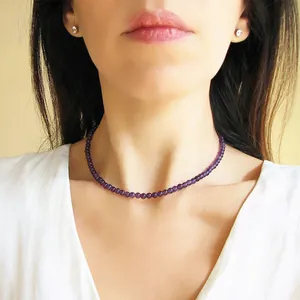 Elegante collana girocollo con perle di ametista viola naturale indossata da una modella