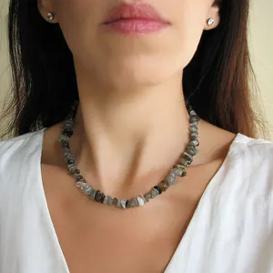 Vue détaillée des perles en labradorite naturelle et texture du collier fait à la main