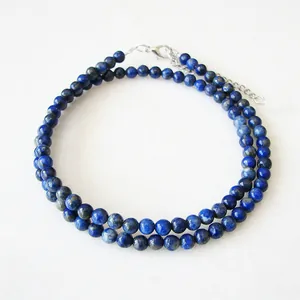 Vista macro del choker in perline di lapislazzuli blu con chiusura a moschettone argento