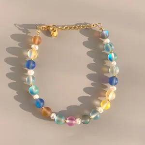 Vue détaillée du bracelet avec perles givrées arc-en-ciel et perles blanches d'eau douce