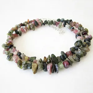 Détail macro de perles en tourmaline naturelle colorée avec fermoir mousqueton argenté
