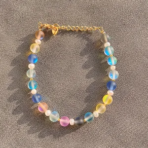Détail de perles dépolies colorées et perles sur un bracelet dégradé tendance