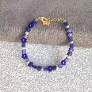 Vue détaillée du bracelet perles deau douce et fleurs en verre bleu de Klein