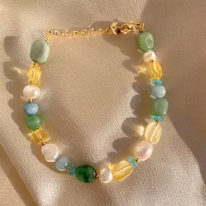 Détail de perles colorées et perles d'eau douce sur soie avec fermoir doré brillant