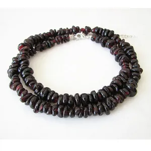 Détail du collier en éclats de grenat avec fermoir mousqueton argenté et chaîne d'extension