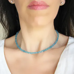 Collana girocollo fatta a mano con perline in pietra naturale azzurra su modella