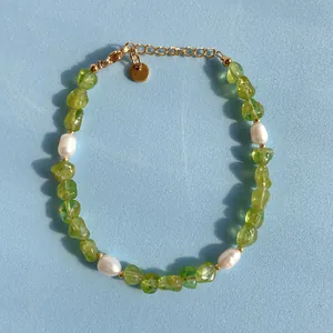 Vue détaillée du bracelet artisanal avec pierres vertes naturelles et des perles