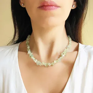 Détail du collier de pierres naturelles vert clair fait main sur le mannequin
