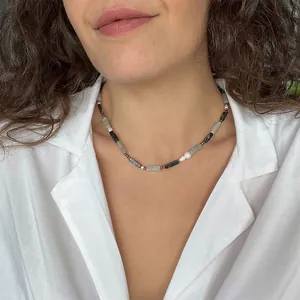 Detail der Perlenkette mit Naturstein, Perlen und Gold-Abstandshaltern am Model getragen
