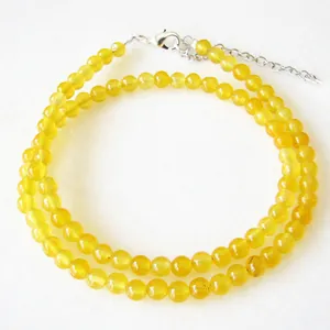 Dettaglio del choker fatto a mano con pietre naturali gialle e chiusura in argento