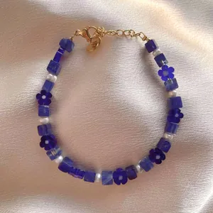 Détail du bracelet avec fleurs en verre bleu Klein et perles d'eau douce naturelles