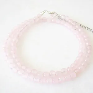 Dettaglio collana con perle di quarzo rosa con chiusura a moschettone in argento e catena