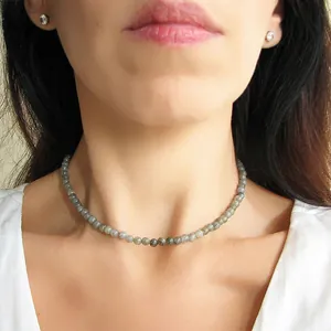 Collana choker fatta a mano con perline di pietra naturale grigio scuro e lucentezza tenue