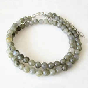 Dettaglio della collana girocollo in perline di labradorite con chiusura in argento regolabile