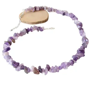 Collier artisanal avec pierres naturelles violettes irrégulières et chaîne en métal argenté