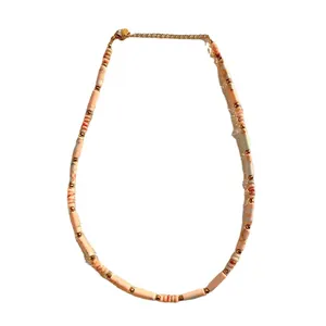 Bunte Natursteinperlenkette mit goldenen Metallperlen und verstellbarem Karabinerverschluss