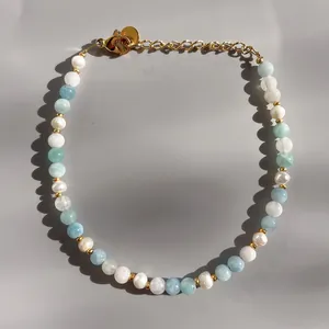 Détail d'un bracelet perles fait main avec pierres bleues et fermoir doré ajustable