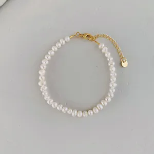 Dettaglio del bracciale di perle d'acqua dolce barocche con chiusura in metallo dorato