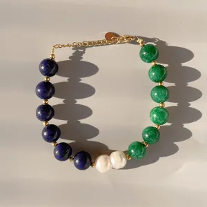 Détail d'un bracelet en perles naturelles avec lapis-lazuli et fermoir doré chic