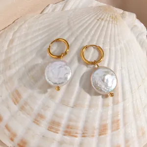 Détails des boucles d'oreilles perles baroques avec anneaux dorés 18 carats sur coquillage