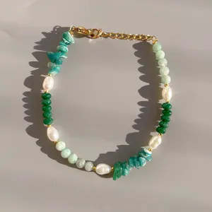 Détail d'un bracelet de perles avec perles d'eau douce et pierres naturelles colorées