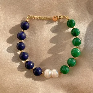 Détail du bracelet en perles baroques avec lapis-lazuli et perles d'agate verte