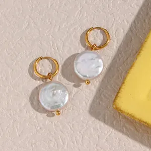 Vue détaillée de boucles d'oreilles perles baroques sur créoles dorées à l'or 18k