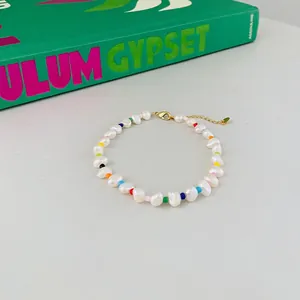 Détail du bracelet en perles baroques avec perles colorées et fermoir mousqueton doré