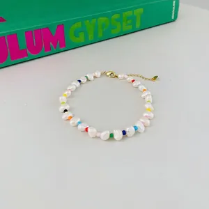 Détail d'un bracelet de perles colorées avec des perles baroques blanches et fermoir