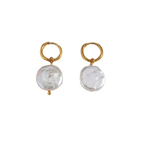 Boucles d'oreilles perles baroques avec créoles en acier titane plaqué or 18 carats sur blanc