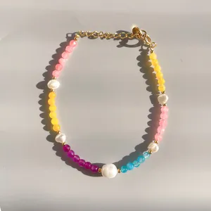 Détail de perles colorées et perles d'eau douce avec fermoir doré ajustable et chaîne