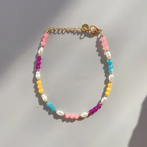 Détail macro du bracelet perlé coloré avec perles naturelles et fermoir mousqueton doré