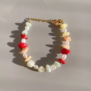 Vue détaillée des perles multicolores, perles d'eau douce et nacre sur le bracelet