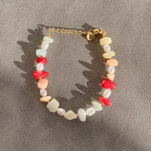 Détail de pierres colorées et perles d'eau douce sur un bracelet de plage style bohème