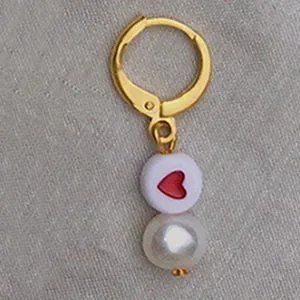 Orecchini a cerchio dorati con perline a cuore e perle sintetiche bianche