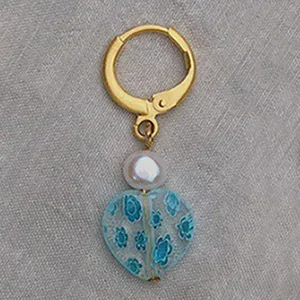 Eleganti orecchini dorati con ciondolo a cuore blu floreale e perla bianca