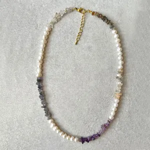 Collier en perles d'eau douce avec pierres précieuses et fermoir doré ajustable