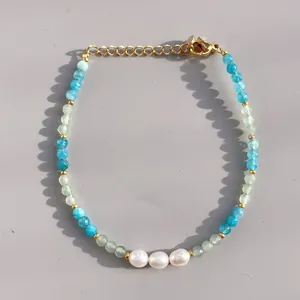 Détail du bracelet avec pierres naturelles bleu vert et perles d'eau douce blanches