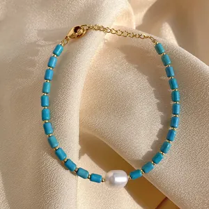 Gros plan d'un bracelet plaqué or 18k avec pierres naturelles bleues et perle baroque