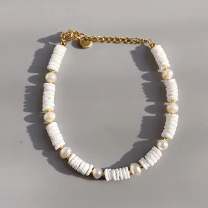 Vue détaillée d'un bracelet bohème en perles d'eau douce et perles blanches