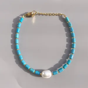 Détail du fermoir plaqué or 18k avec perles en pierre bleue et perle d'eau douce