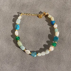 Vue détaillée du bracelet bohème avec pierres irrégulières, perles et chaîne d'extension