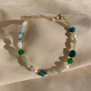 Gros plan du bracelet bohème avec pierres naturelles colorées et perles d'eau douce